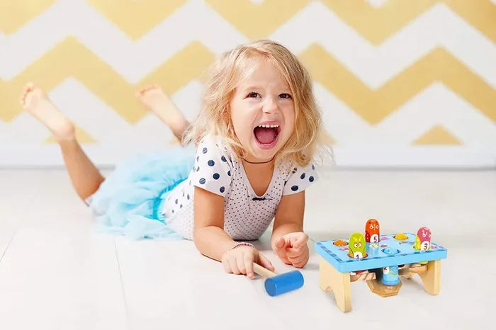 5807 Banco da martellare small foot “Picchia l’uccellino”, in legno, design colorato con numeri, incl. martello in legno, a partire dai 18 mesi - immagine 3