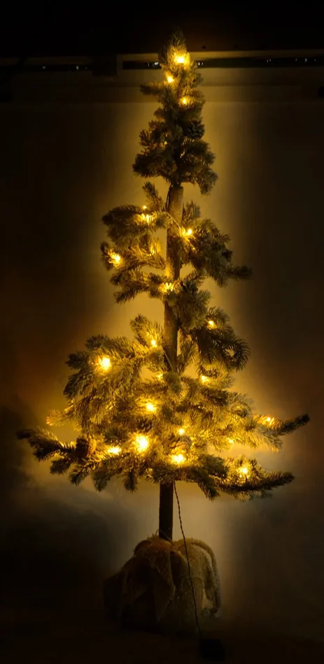 Albero di Natale Luminoso con LED e Pigne in PVC H143cm Juta Verde Innevato Fornitura - immagine 3