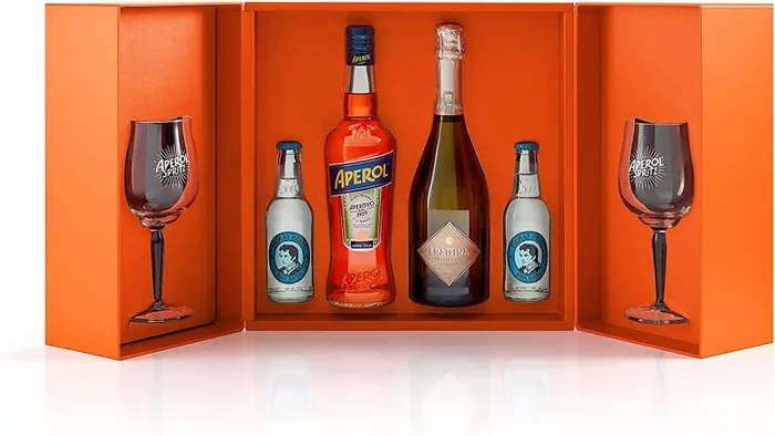 Aperol Spritz – Kit ufficiale: Bottiglia Aperol 70 Cl; Prosecco Frattina 70 Cl; 2 soda Thomas Henry 20 Cl; 2 calici Aperol Spritz
