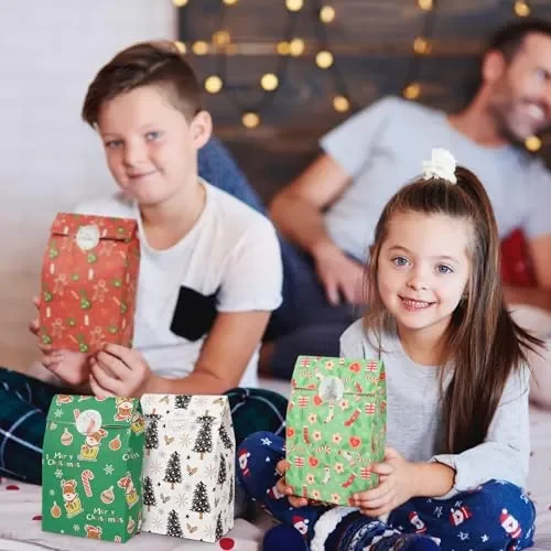 AWCIGG 24 Pezzi Sacchetti Regalo Carta Natale Buste Regalo Pacchetti Bustine Regalo Natalizie Piccole Sacchettini Natalizi per Regali Fine Festa Bambini con 24 Adesivi - immagine 3