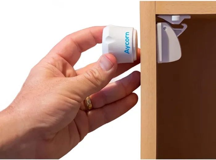 AYCORN Serrature magnetiche a prova di sicurezza per bambini e neonati, 10 serrature e 2 chiavi, installazione facile in pochi secondi, senza viti o perforazioni