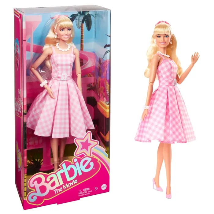 Barbie The Movie – Margot Robbie, bambola del film Barbie da collezione con abito vintage a quadretti rosa e bianco e collana con margherita, giocattolo per bambini, 3+ anni, HPJ96