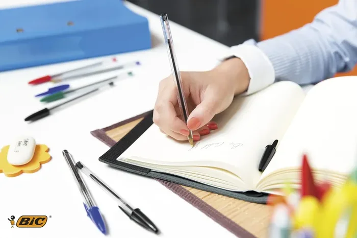 Bic Cristal Original, Set Penne Colorate A Sfera, Punta Media 1.0 Mm, 20 Unità, Cancelleria Scuola, Multicolore, 8.1 x 7.1 x 18.5 Cm Vendita calda - immagine 3