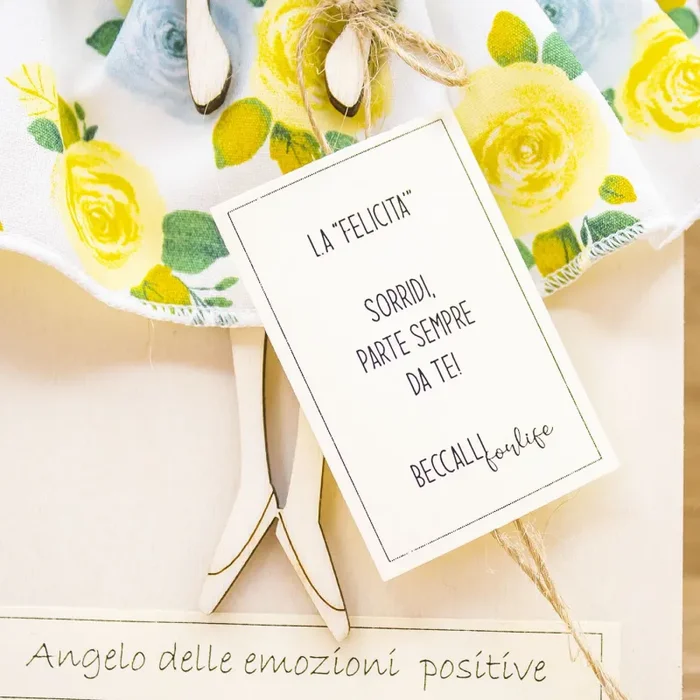 Bimba/Angelo delle Emozioni Positive, Abito con Rose Gialle e Celesti Beccalli Fornitura - immagine 3