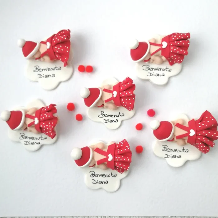 Bimba in fimo Rosso a pois con base bianca nome personalizzato bomboniere nascita battesimo eventi Natale - immagine 3