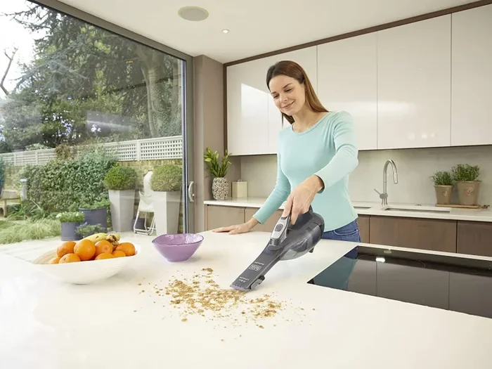 BLACK+DECKER DVA320J-QW Aspirabriciole Senza Fili Potente a Batteria Litio Bocchetta Aspirante Flessibile ed Estendibile, Spazzola per Tappezzeria Inclusa, Contenitore Rimovibile, 500 ml 21.6 Wh - immagine 2