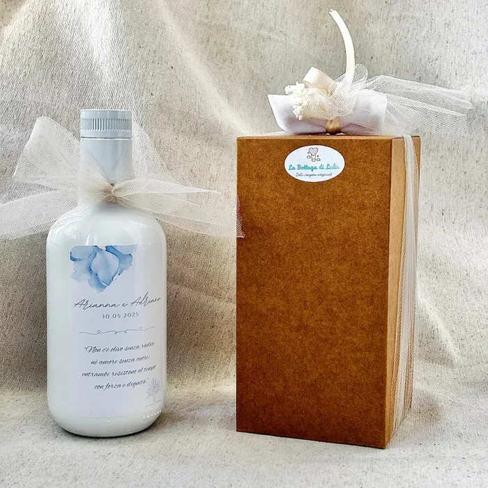 Bomboniera Bottiglia in vetro Bianca con Olio EVO Pugliese da 500ml con etichetta personalizzabile con confetti - immagine 2