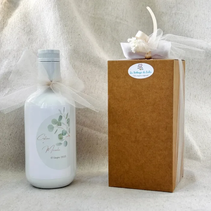 Bomboniera Bottiglia in vetro Bianca con Olio EVO Pugliese da 500ml con etichetta personalizzabile con confetti - immagine 3