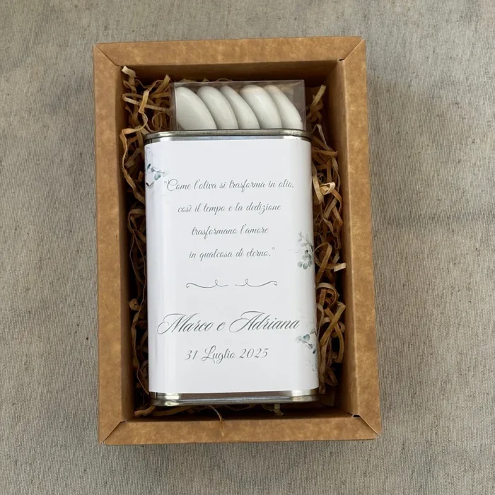 Bomboniera Cofanetto con Latta di Olio EVO Pugliese da 175ml o 250ml con etichetta personalizzabile con confetti - immagine 2