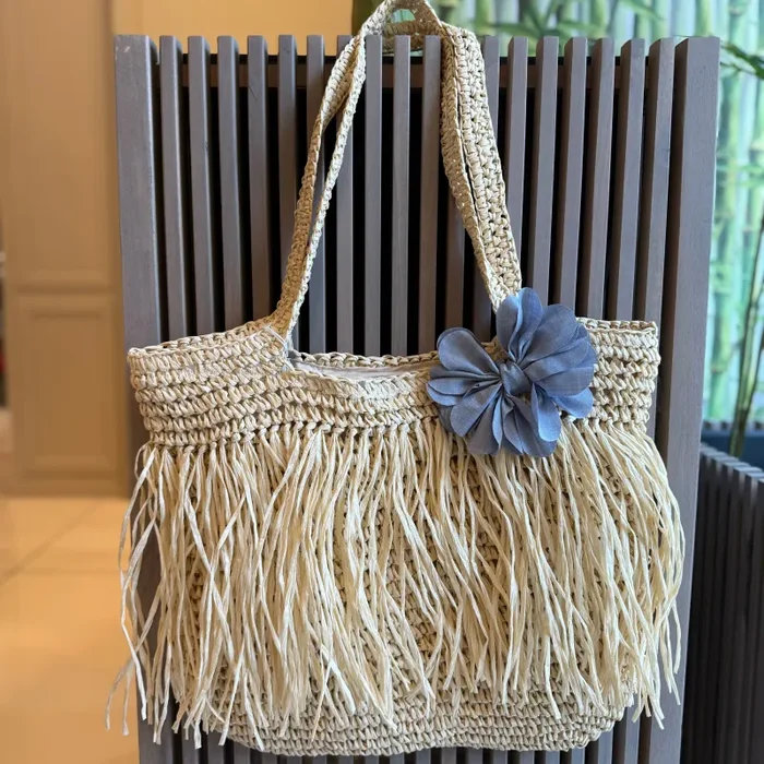 Bomboniera Fiori di Lena Estate Bag in Rafia con Fiore Azzurro - immagine 2