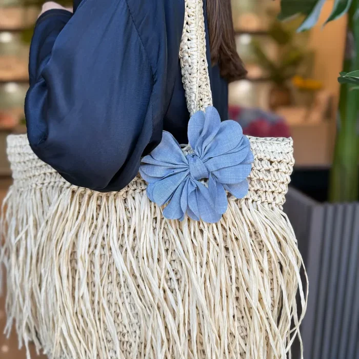 Bomboniera Fiori di Lena Estate Bag in Rafia con Fiore Azzurro - immagine 3