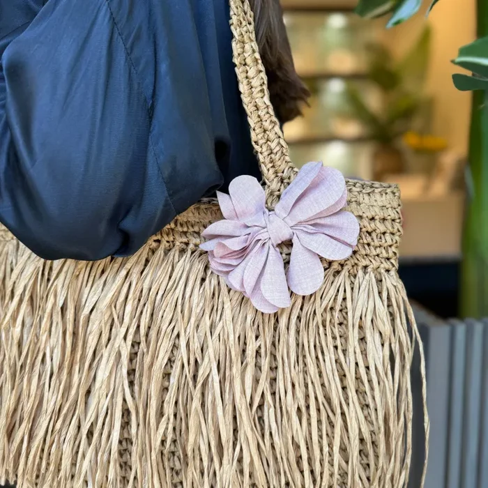 Bomboniera Fiori di Lena Estate Bag in Rafia con Fiore Rosa - immagine 2