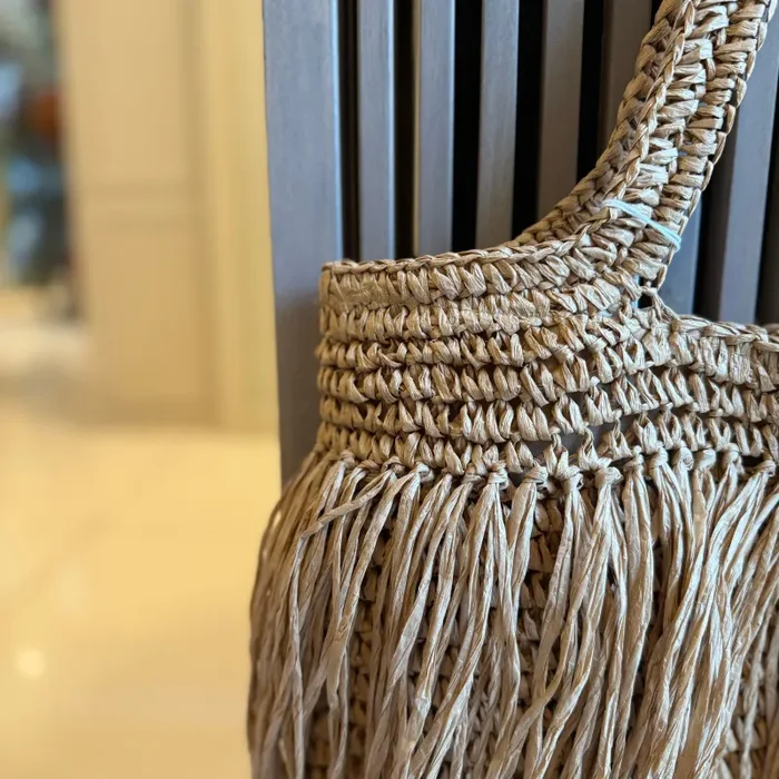 Bomboniera Fiori di Lena Estate Bag in Rafia con Fiore Rosa - immagine 3