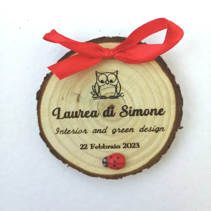 Bomboniera Laurea artigianale Calamita gufetto legno LAUREA incisione personalizzata diametro 5cm-7cm Online ora - immagine 2
