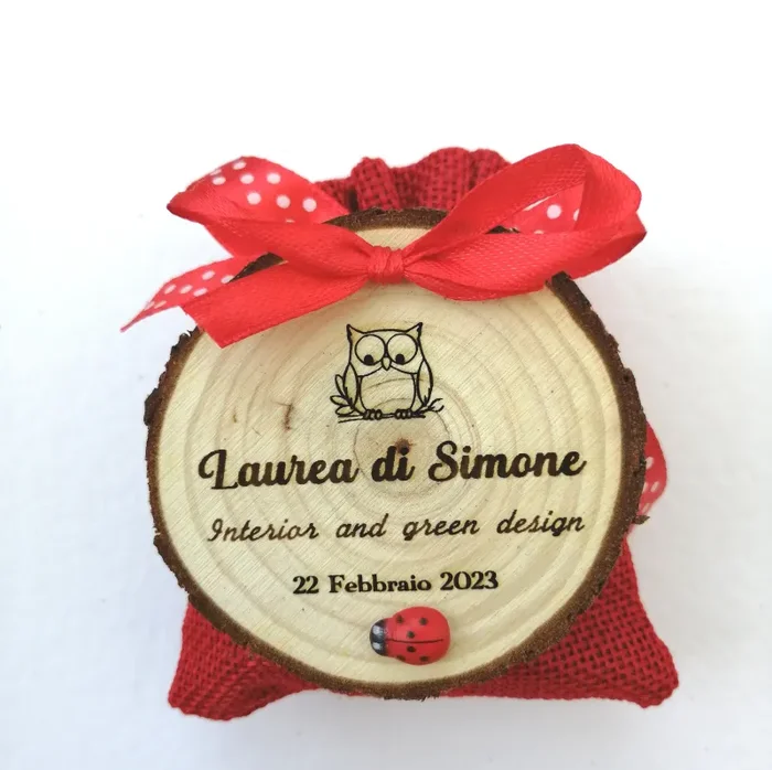 Bomboniera Laurea artigianale Calamita gufetto legno LAUREA incisione personalizzata diametro 5cm-7cm Online ora - immagine 3