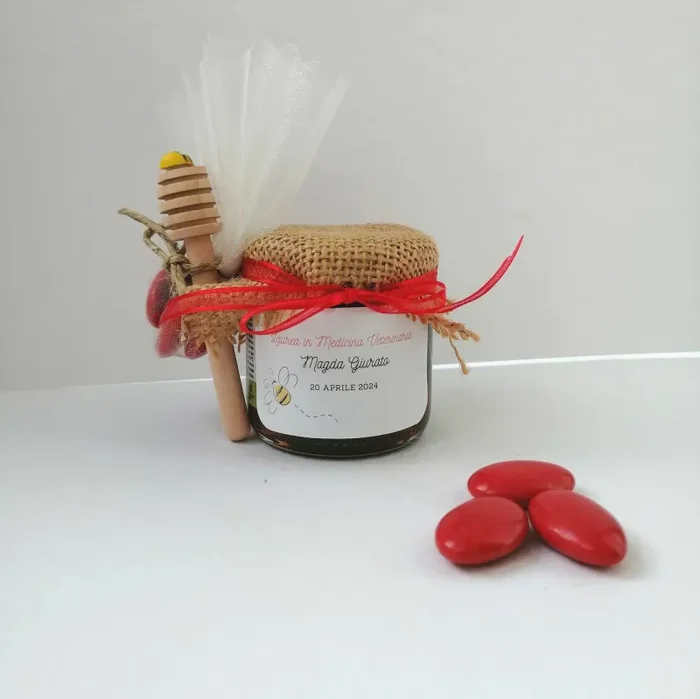 Bomboniera Laurea Barattolino Miele millefiori artigianale 50 gr-140gr, color rosso etichetta personalizzabile - immagine 2