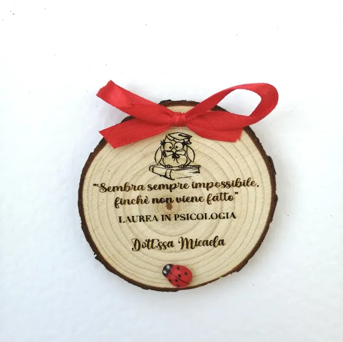 Bomboniera Laurea Calamita legno LAUREA gufo gufetta incisione personalizzata diametro 5cm-7cm - immagine 2