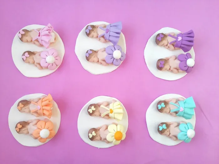 Bomboniera Nascita e Battesimo bambine gemelle colorate BIMBE in fimo con base bianca 10cm x 10cm con nome personalizzato fatto a mano - immagine 2