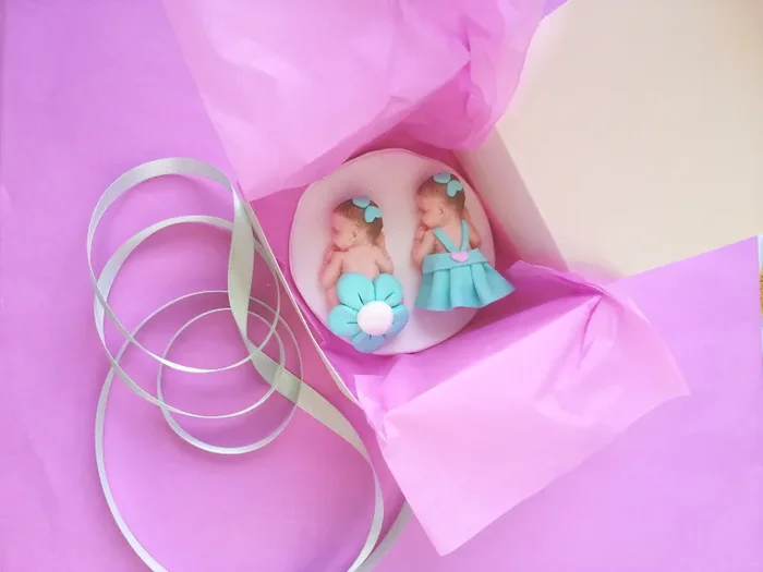 Bomboniera Nascita e Battesimo bambine gemelle colorate BIMBE in fimo con base bianca 10cm x 10cm con nome personalizzato fatto a mano - immagine 3