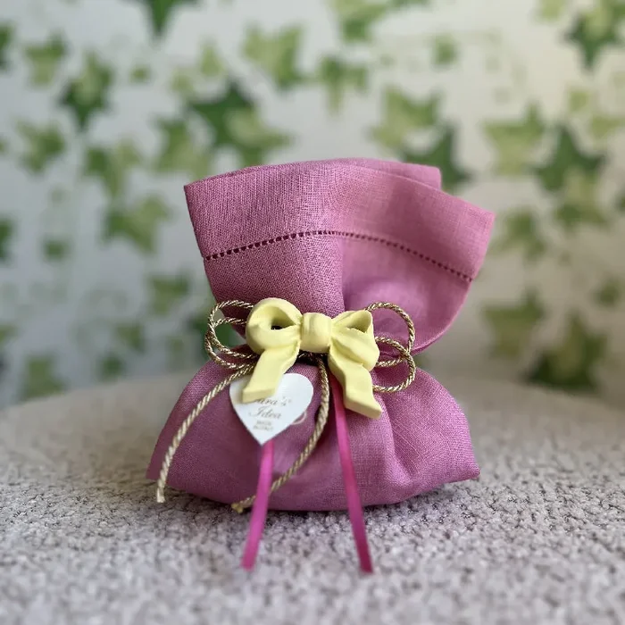 Bomboniera Tovaglietta in Lino con Fiocco in Capodimonte 48×37 cm Fornitura