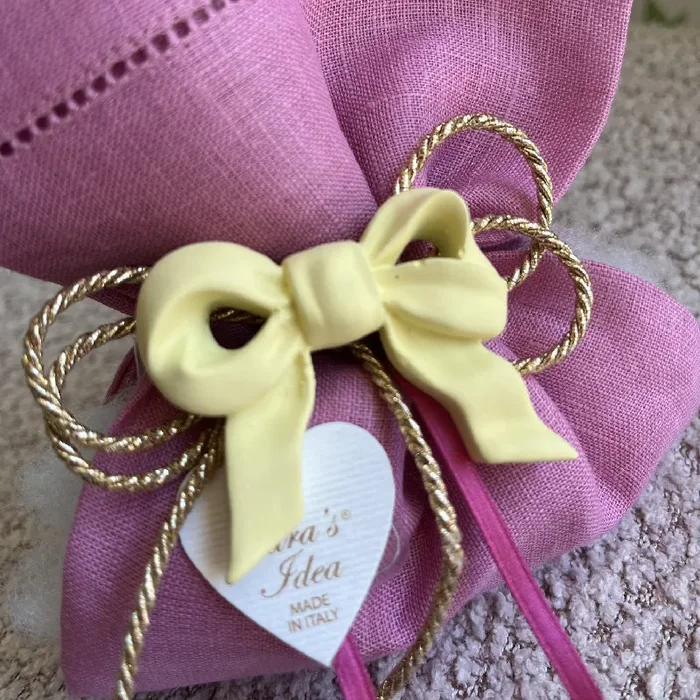 Bomboniera Tovaglietta in Lino con Fiocco in Capodimonte 48×37 cm Fornitura - immagine 2