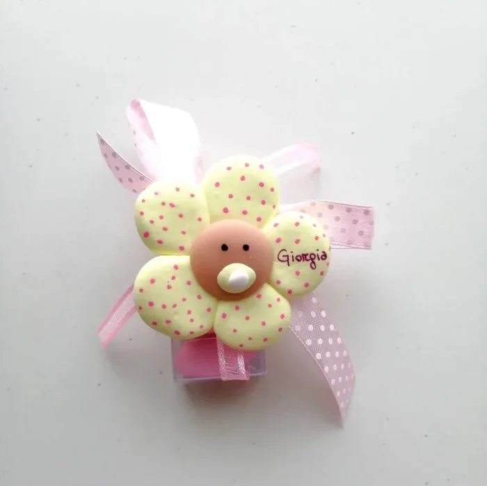 Bomboniere Nascita e Battesimo Fiori Grandi Calamite in fimo con Nome personalizzato vari colori Rosa/Lilla/glicine/Giallino/Tiffany/Pesca - immagine 3