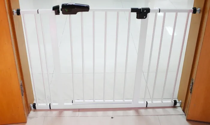 Cancelletto Bambini Barriera di Protezione in Metallo 75,5x3x85 cm Fadi Clic-Clac Bianco - immagine 3