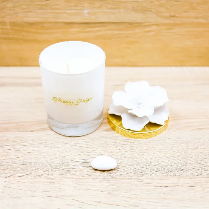 Candela Profumata con Fiore Bianco Pienne Design - immagine 2