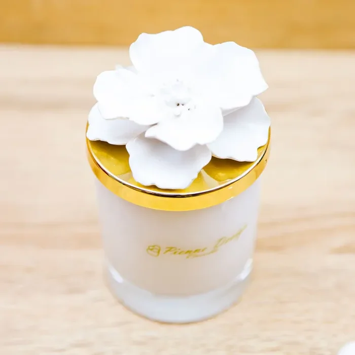 Candela Profumata con Fiore Bianco Pienne Design - immagine 3