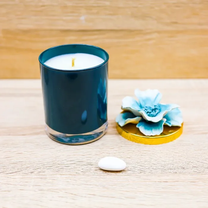Candela Profumata con Fiore Verde Petrolio Pienne Design - immagine 2
