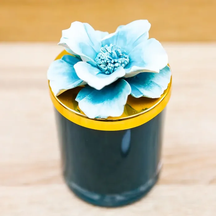 Candela Profumata con Fiore Verde Petrolio Pienne Design - immagine 3