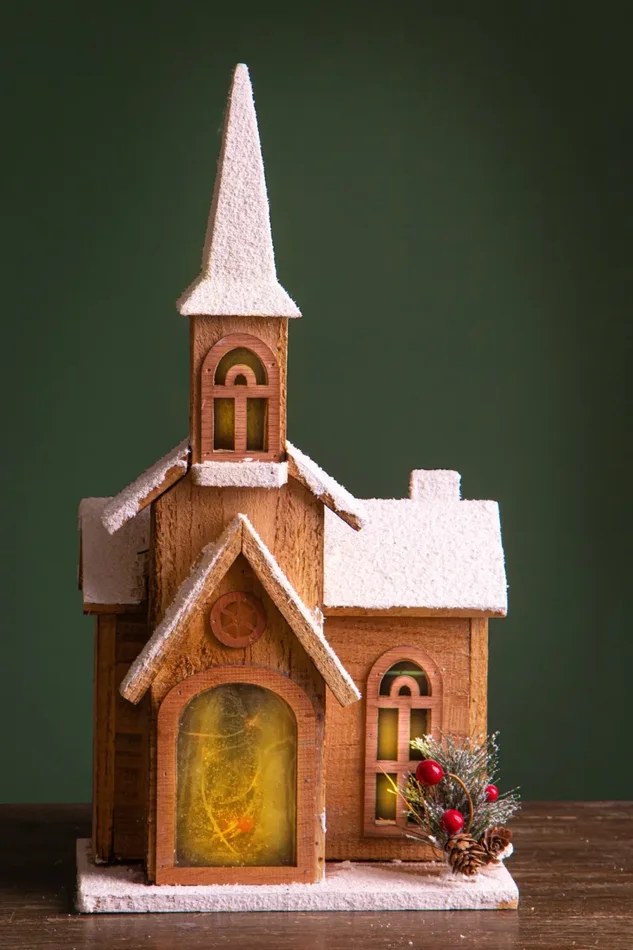 Chiesetta innevata con 15 Led H47 cm in Legno e Plastica