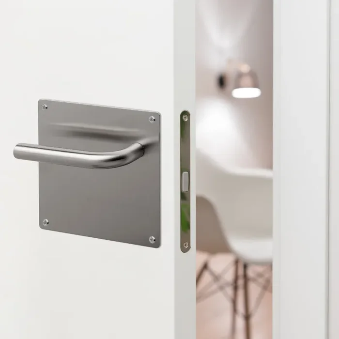 Coppia di Maniglie con Piastra 17 x 17 cm per Porte Interne Acciaio Inossidabile Emuca - immagine 3