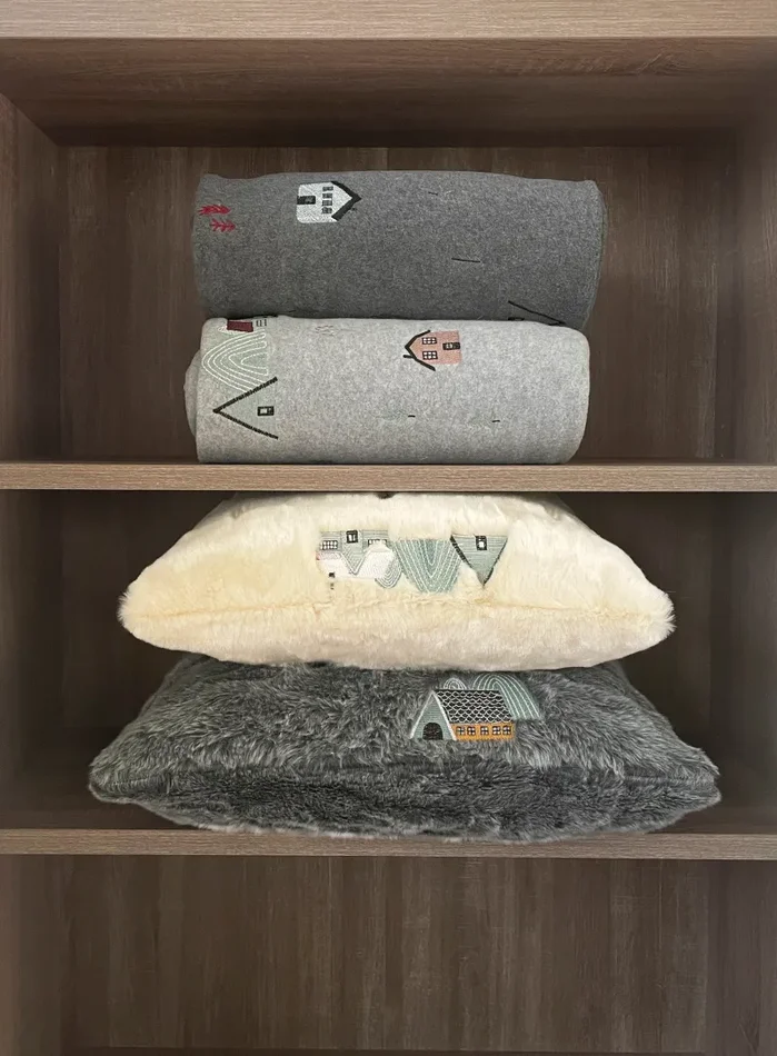 Cuscino eco-pelliccia ricamo Villabassa – Pronta Consegna - immagine 3