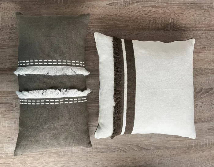 Cuscino in lino con frangia - immagine 3