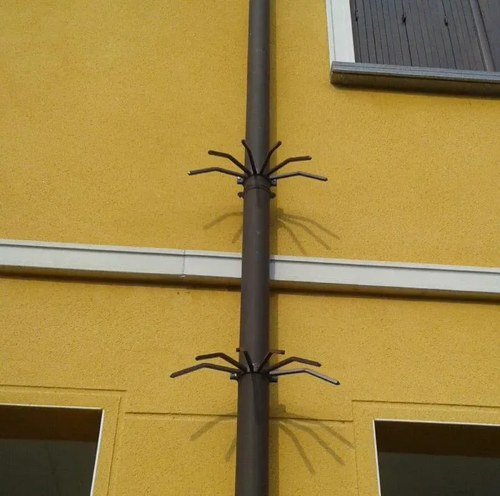 Dissuasore Antifurto con Barre in Acciaio per Pluviali Tubi Esterni Ø100 mm Marrone - immagine 3