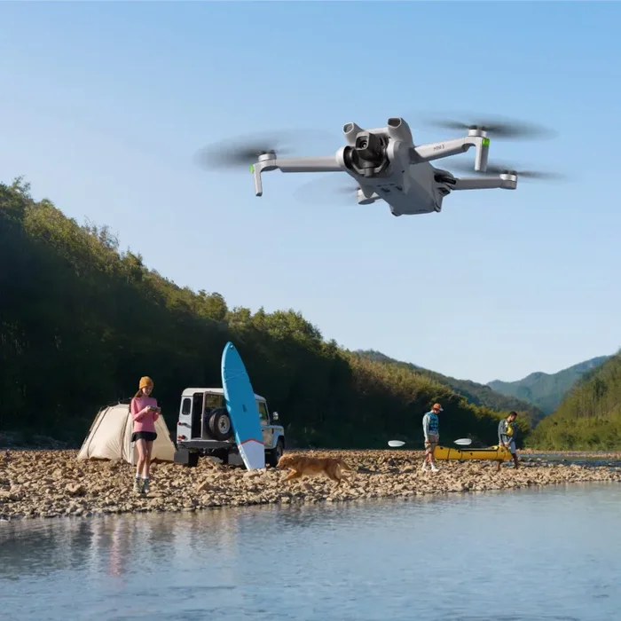 DJI Mini 3 – Mini drone con fotocamera leggero e pieghevole con video in 4K HDR, autonomia di 38 minuti, Riprese verticali native e funzioni intelligenti, C0 - immagine 2