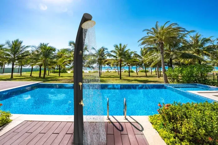 Doccia Solare da Giardino 40L Miscelatore e Lavapiedi Sined Sole XXL Nera/oro - immagine 2