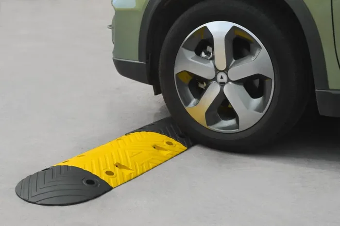 Dosso Rallentatore di Velocità 2,5m H5 in Gomma Vulcanizzata - immagine 2