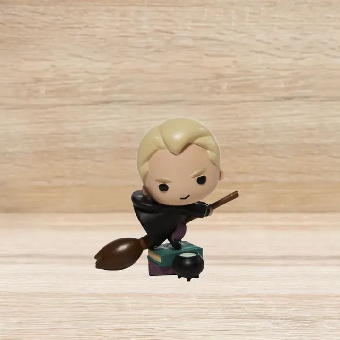 Draco Malfoy su una Scopa in Stile “Chibi” Harry Potter