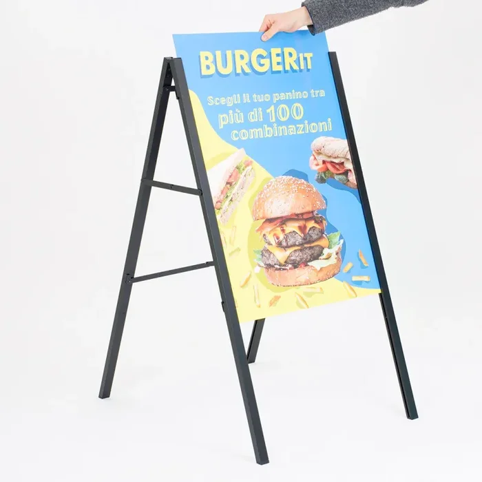 Espositore Pubblicitario Bifacciale a Cavalletto Pieghevole 115×63,4×80 cm in Metallo Nero Fornitura - immagine 2