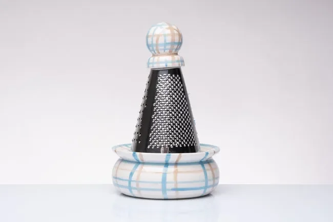 GRATTUGIA CON BASE E POMELLO IN CERAMICA COLORATA QUADRI DIPINTE A MANO ( Ã˜9xh.19)