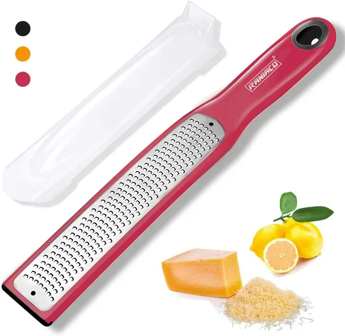 Grattugia Manuale, Raniaco Zester Limone Grattugia Formaggio per Frutta Zenzero Aglio Noce Moscata Agrumi Arancia Cioccolato Verdura, Acciaio Inossidabile con Coperchio di Protezione (Rosso)