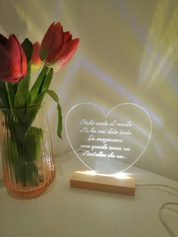 Idea regalo Lampada LED SAN VALENTINO forma di cuore con base in legno e incisione personalizzabile love anniversario Sconti - immagine 2
