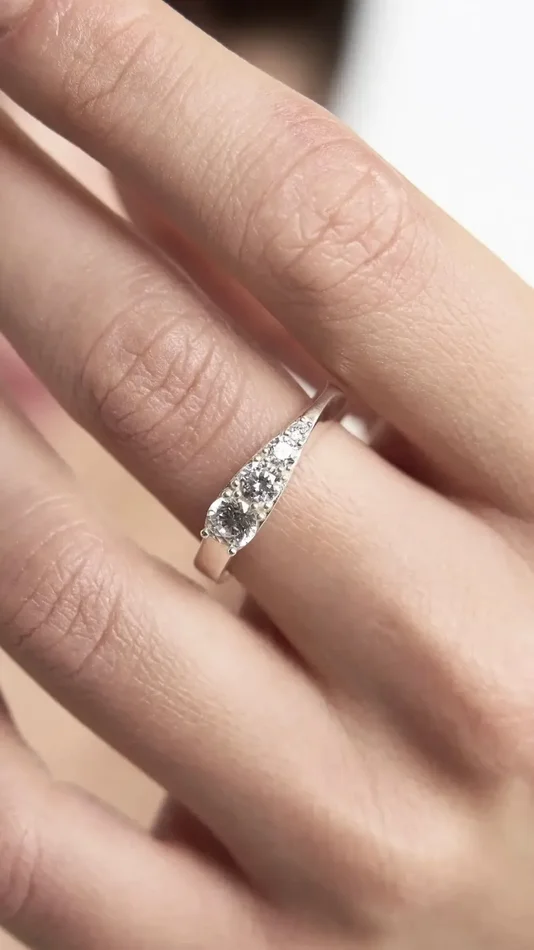 Infinity Diamond – Anello in argento 925 e 4 zirconi