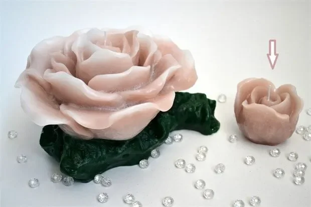 L’Arcolaio Candela forma bocciolo – Cera cipria H 6,5 D 9 cm Fornitura