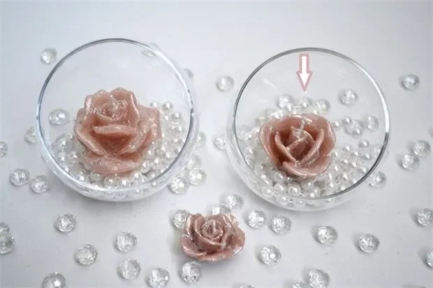 L’Arcolaio Candela forma rosa tre petali – Cera cipria perlata H 3 ,5 D 5 cm