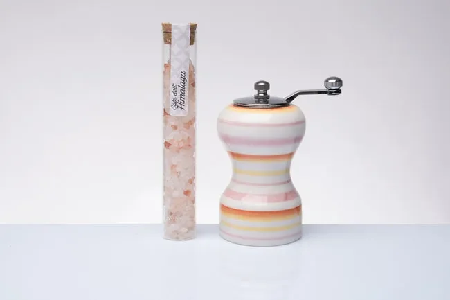 MACINASALE IN CERAMICA COLORATA RIGATO ROSA/ARANCIO/GIALLO CON PROVETTA DI SALE (h.12cm) Moda