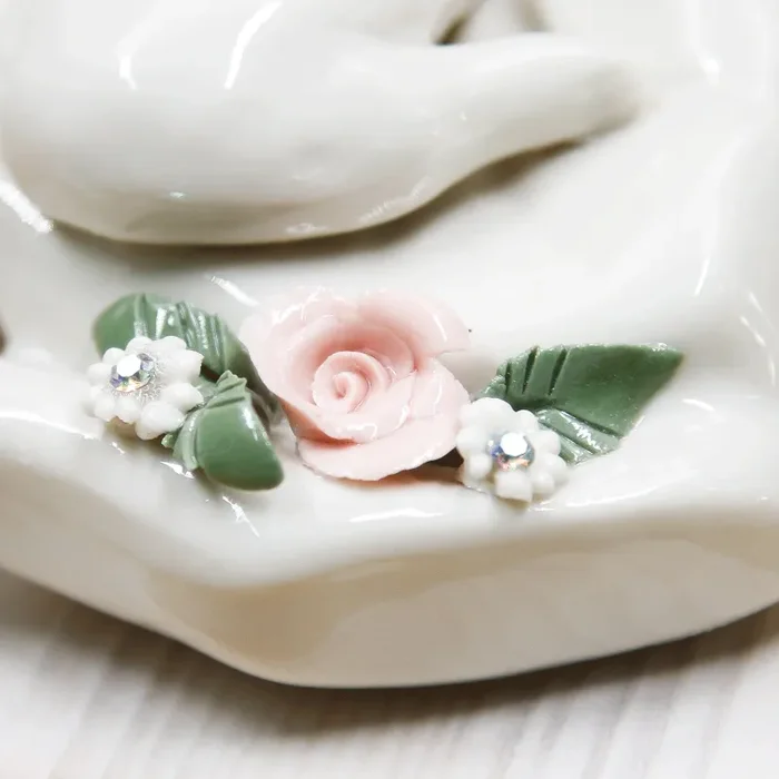 Mani dell’Amore Famiglia con Rosa Porcellana di Capodimonte - immagine 2