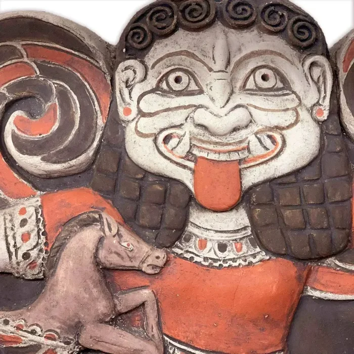 Medusa Gorgone in Corsa, Piastra in Terracotta - immagine 2